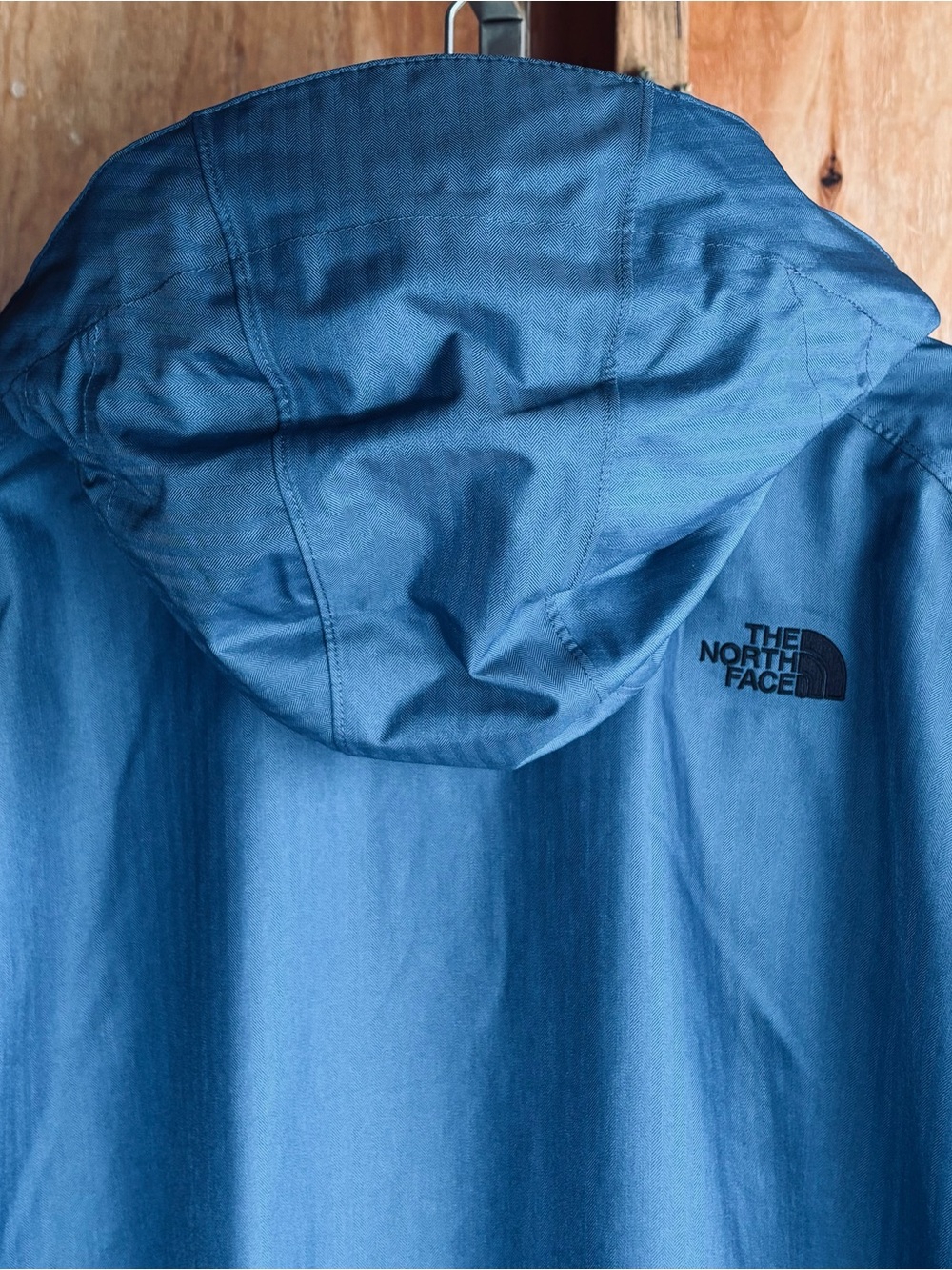 The North Face Men’s Blue HYVENT Hooded Raincoat & Red Zipper Accent Size XL - Picture 12 of 13
